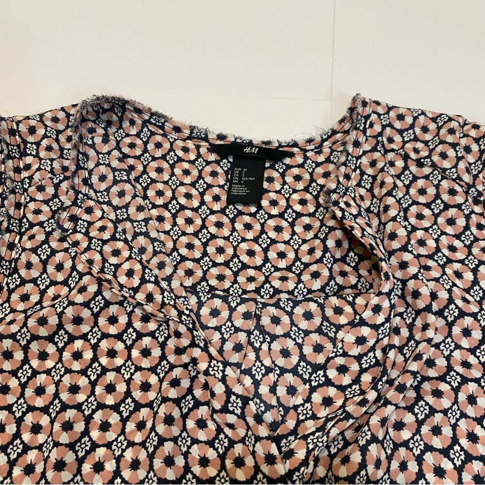 83. ⭐️H&M floral no sleeves top size 2 - Picture 4 of 6